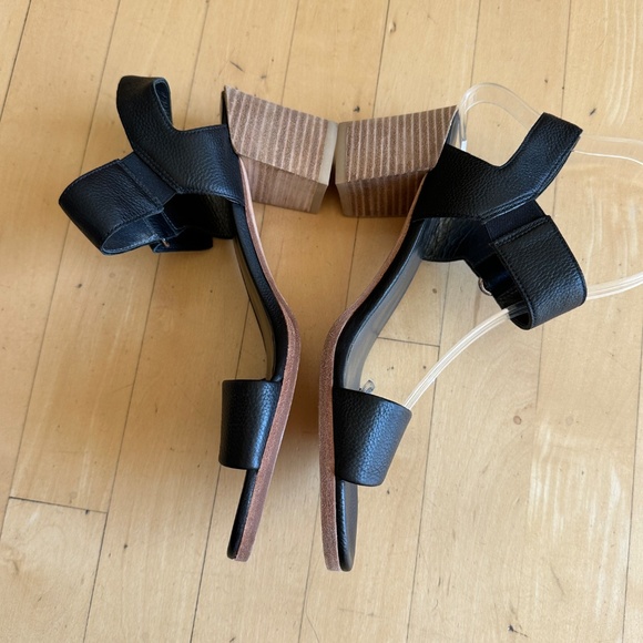 Like NEW STUART WEITZMAN Broadband leather city sandals, 7.5 CB2370 - Picture 4 of 7